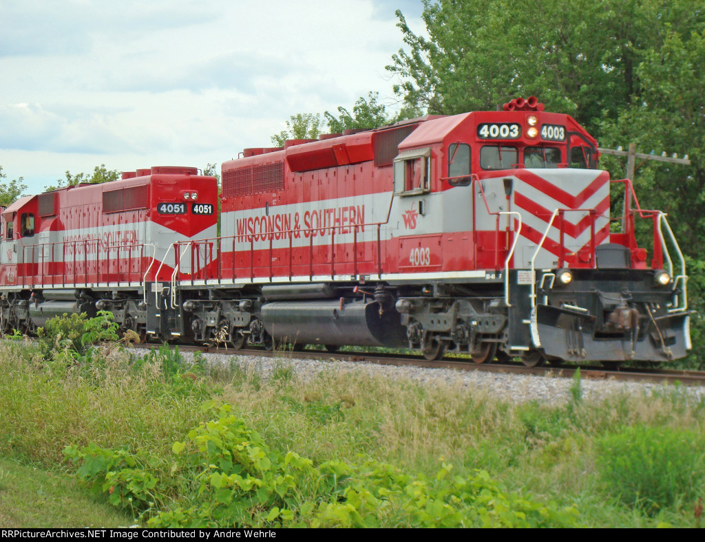 WSOR 4003 and the MAJ power run light across CTH B to switch downtown